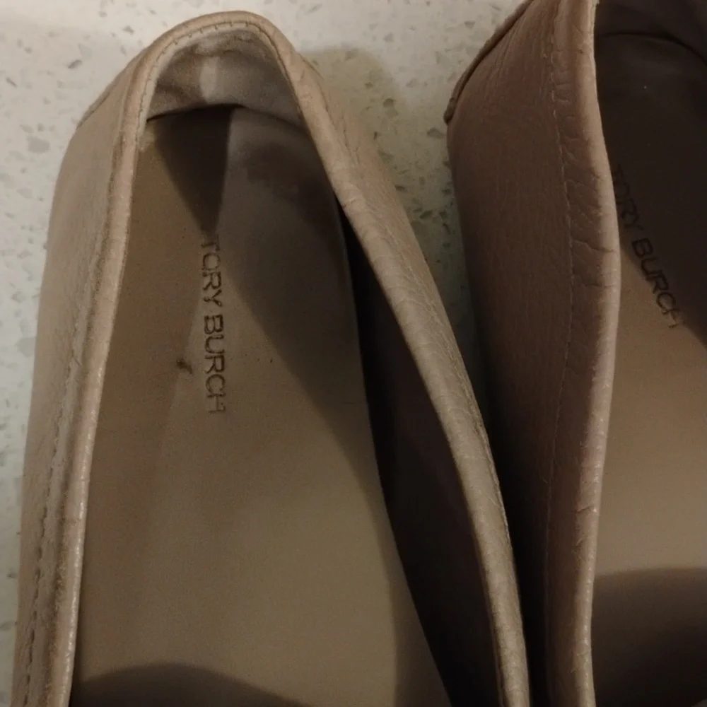 Tory Burch Beige Loafers with Gold Emblem - Picture 5 of 6